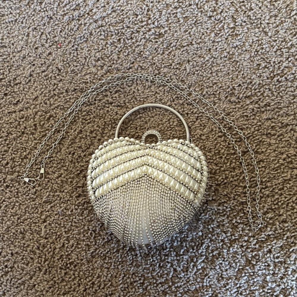 Elegant Cream Heart-Shaped Beaded Bag